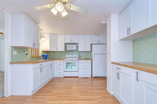 37816 BARCELONA AVENUE, Zephyrhills, FL 33541