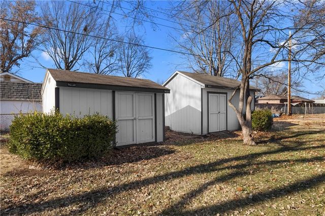 17504 E R D Mize Road, Independence, MO 64057