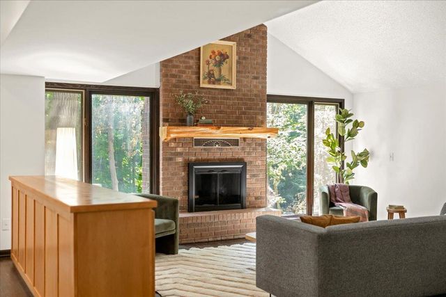 606 Carver Beach Road, Chanhassen, MN 55317