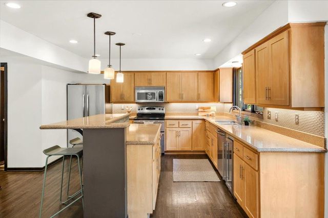 606 Carver Beach Road, Chanhassen, MN 55317