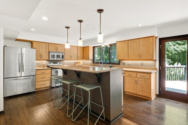 606 Carver Beach Road, Chanhassen, MN 55317