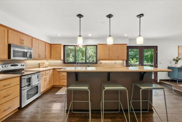 606 Carver Beach Road, Chanhassen, MN 55317