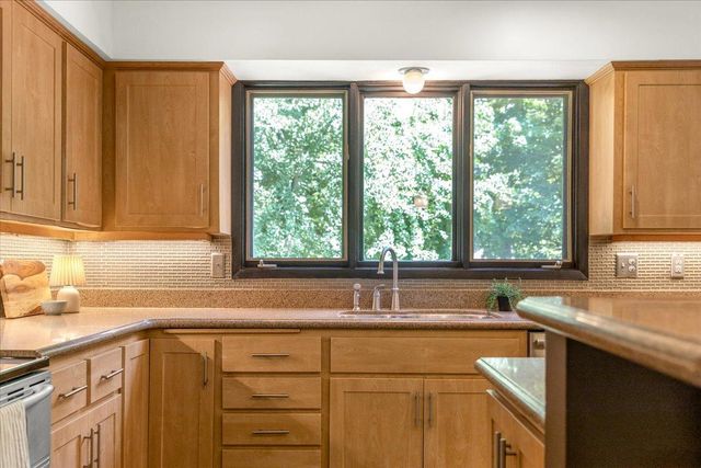 606 Carver Beach Road, Chanhassen, MN 55317