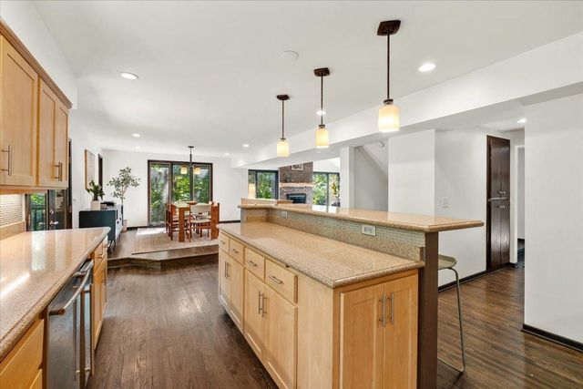 606 Carver Beach Road, Chanhassen, MN 55317