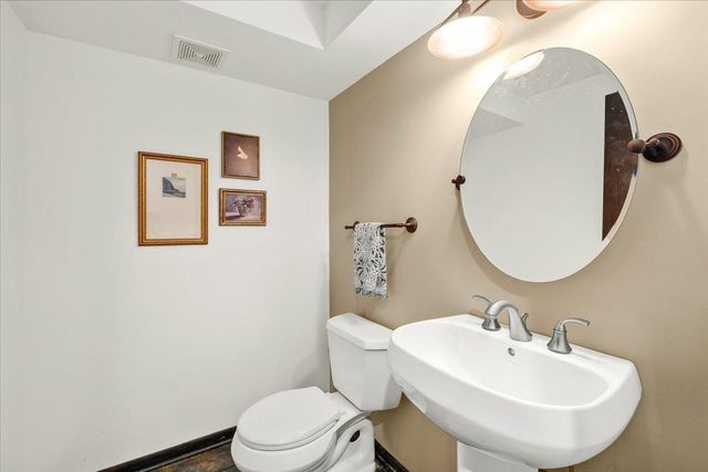 606 Carver Beach Road, Chanhassen, MN 55317