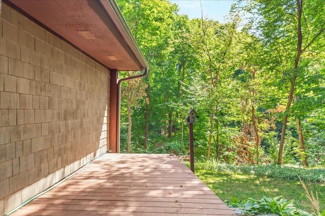 606 Carver Beach Road, Chanhassen, MN 55317