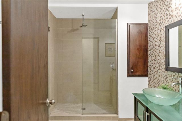 606 Carver Beach Road, Chanhassen, MN 55317