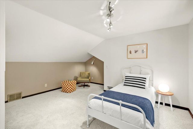 606 Carver Beach Road, Chanhassen, MN 55317
