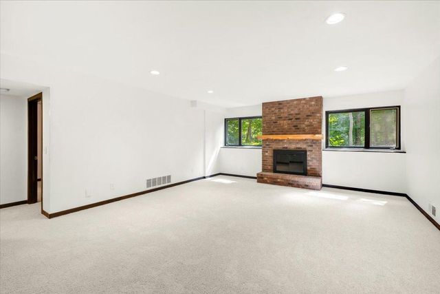 606 Carver Beach Road, Chanhassen, MN 55317