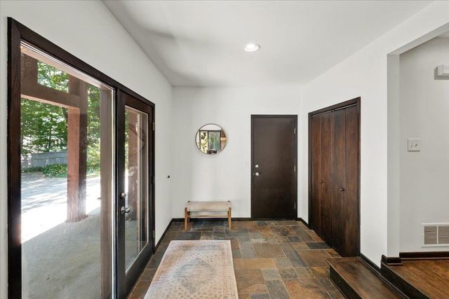606 Carver Beach Road, Chanhassen, MN 55317
