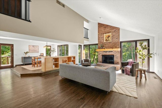 606 Carver Beach Road, Chanhassen, MN 55317