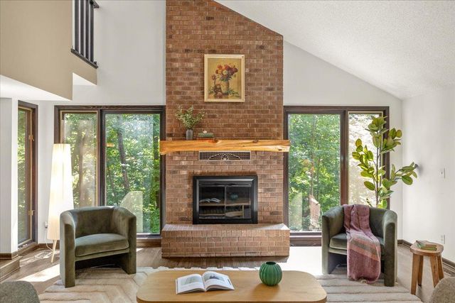 606 Carver Beach Road, Chanhassen, MN 55317