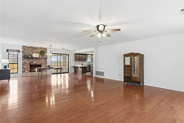 702 Forest View Drive, Prairie Grove, AR 72753