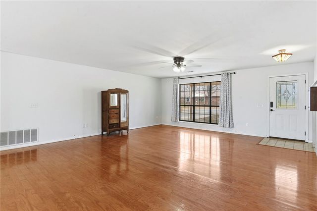 702 Forest View Drive, Prairie Grove, AR 72753