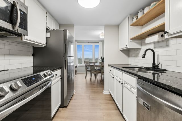 1 Renaissance Place 717, Palatine, IL 60067