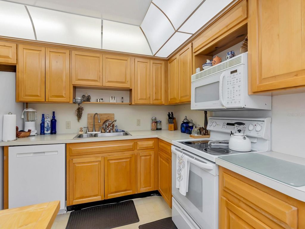 Image 15 of property listing at 3301 BAYSHORE BOULEVARD 302E, Tampa, FL 33629