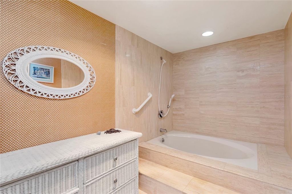 Image 20 of property listing at 3301 BAYSHORE BOULEVARD 302E, Tampa, FL 33629