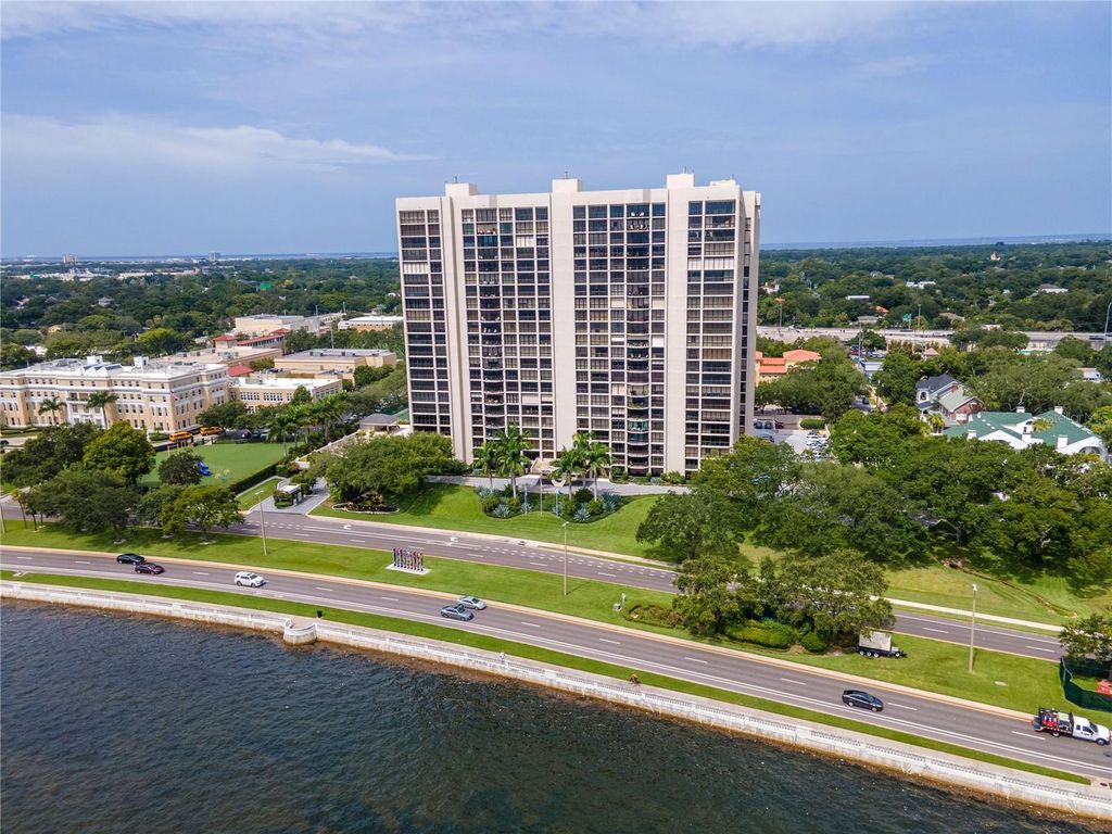 Image 3 of property listing at 3301 BAYSHORE BOULEVARD 302E, Tampa, FL 33629