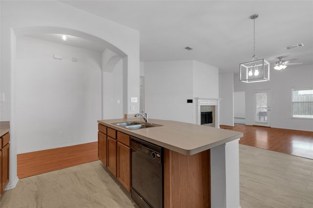 715 W Milton Drive, Arlington, TX 76001