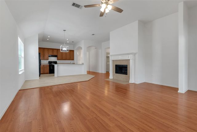 715 W Milton Drive, Arlington, TX 76001