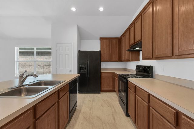 715 W Milton Drive, Arlington, TX 76001
