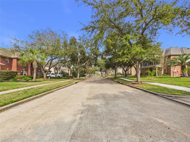 308 Shore Breeze Lane, League City, TX 77573