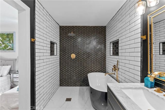 9101 La Salle, Los Angeles, CA 90047