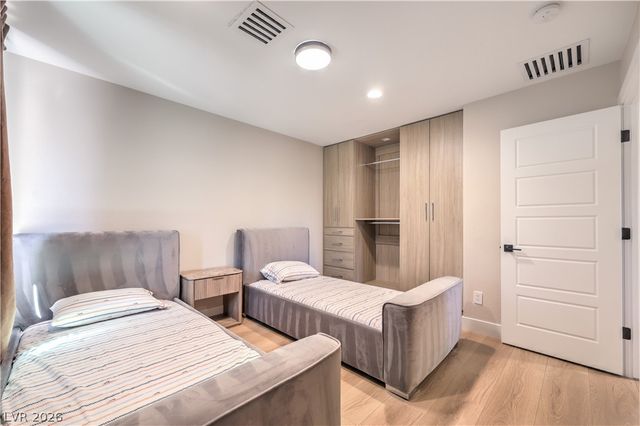 10470 Dove Meadow Way, Las Vegas, NV 89135