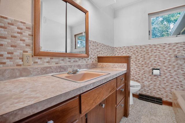 2525 Saratoga, Waterloo, IA 50702