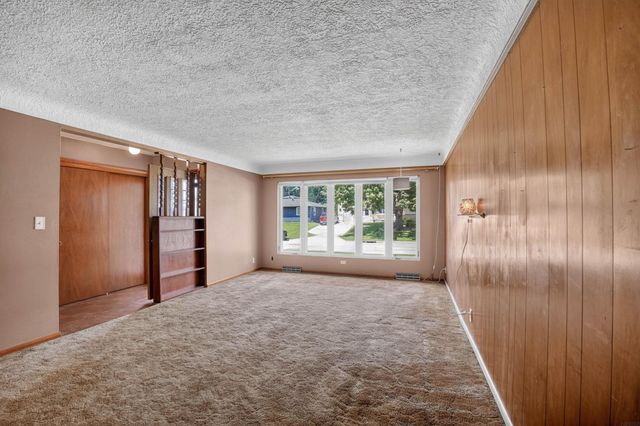 2525 Saratoga, Waterloo, IA 50702