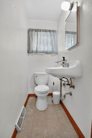 2525 Saratoga, Waterloo, IA 50702