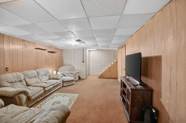 2525 Saratoga, Waterloo, IA 50702