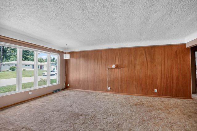 2525 Saratoga, Waterloo, IA 50702