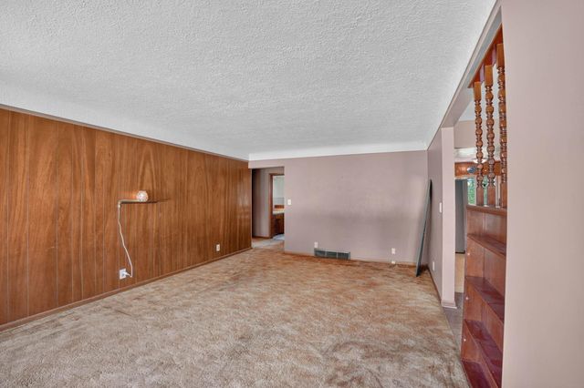 2525 Saratoga, Waterloo, IA 50702