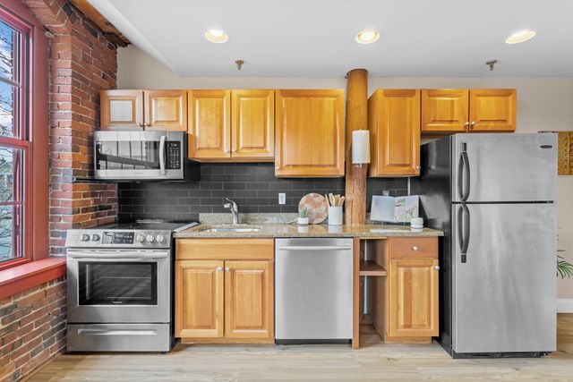 335 Cypress St Apt 3B, Manchester, NH 03102