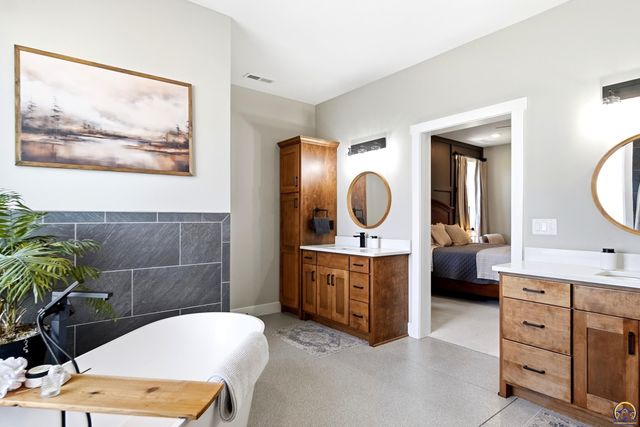 5740 SW Valencia RD, Topeka, KS 66610
