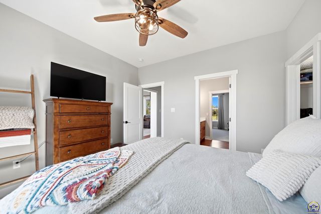 5740 SW Valencia RD, Topeka, KS 66610