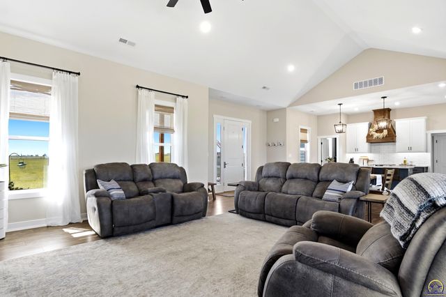 5740 SW Valencia RD, Topeka, KS 66610