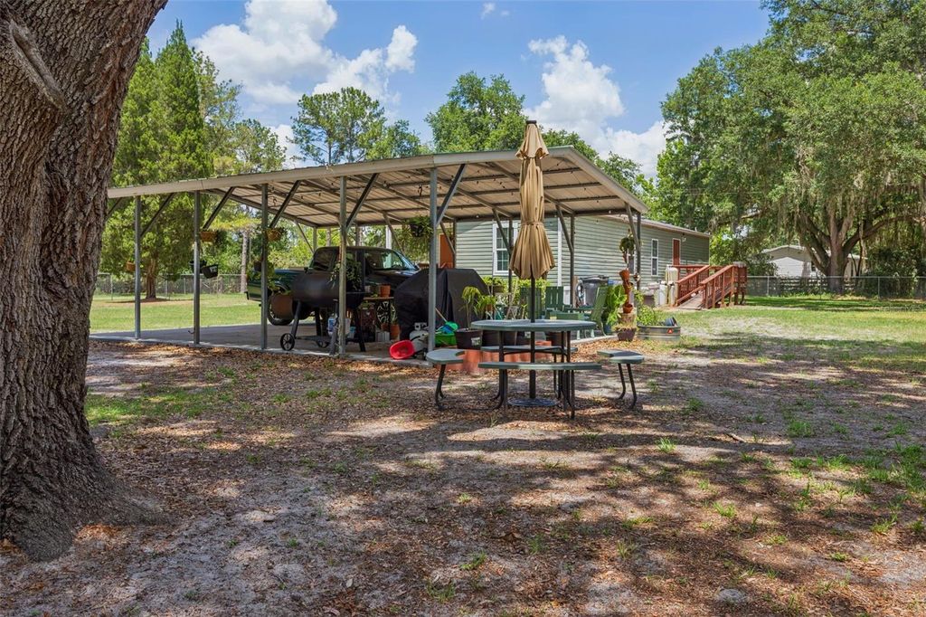 Image 12 of property listing at 5603 JOYCE SHEFFIELD LANE, Plant City, FL 33565