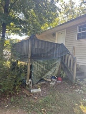 1101 Chestnut Dr, Burns, TN 37029