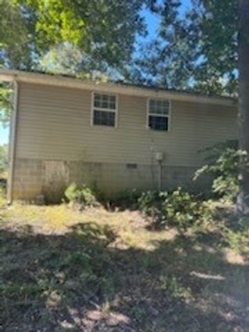 1101 Chestnut Dr, Burns, TN 37029