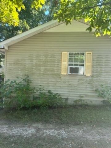 1101 Chestnut Dr, Burns, TN 37029