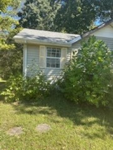 1101 Chestnut Dr, Burns, TN 37029