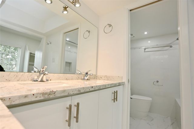 2824 Briarhurst Drive 16, Houston, TX 77057