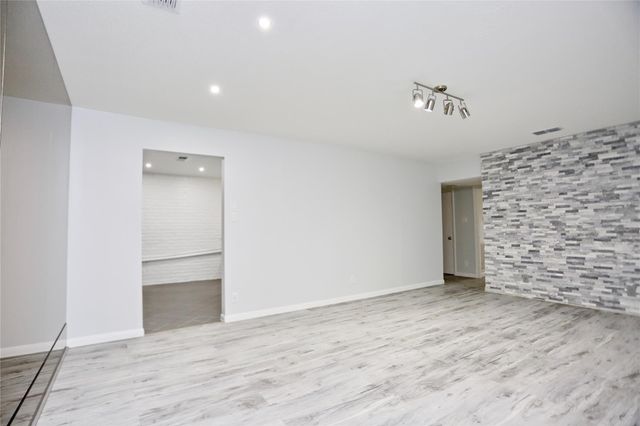 2824 Briarhurst Drive 16, Houston, TX 77057