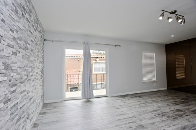 2824 Briarhurst Drive 16, Houston, TX 77057