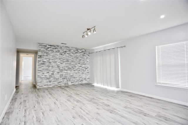 2824 Briarhurst Drive 16, Houston, TX 77057