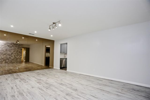 2824 Briarhurst Drive 16, Houston, TX 77057