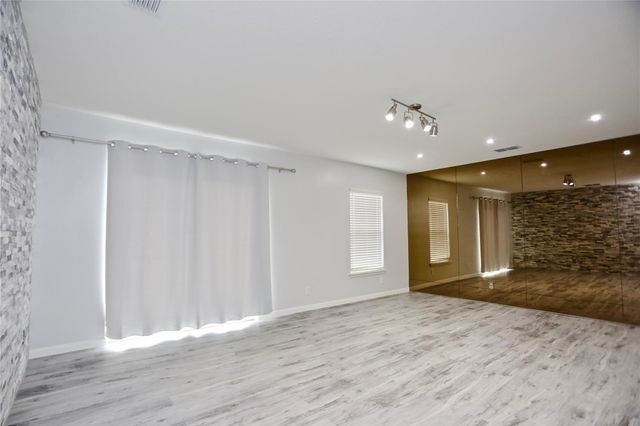 2824 Briarhurst Drive 16, Houston, TX 77057