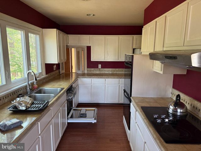 11627 PINE TREE DR, Fairfax, VA 22033
